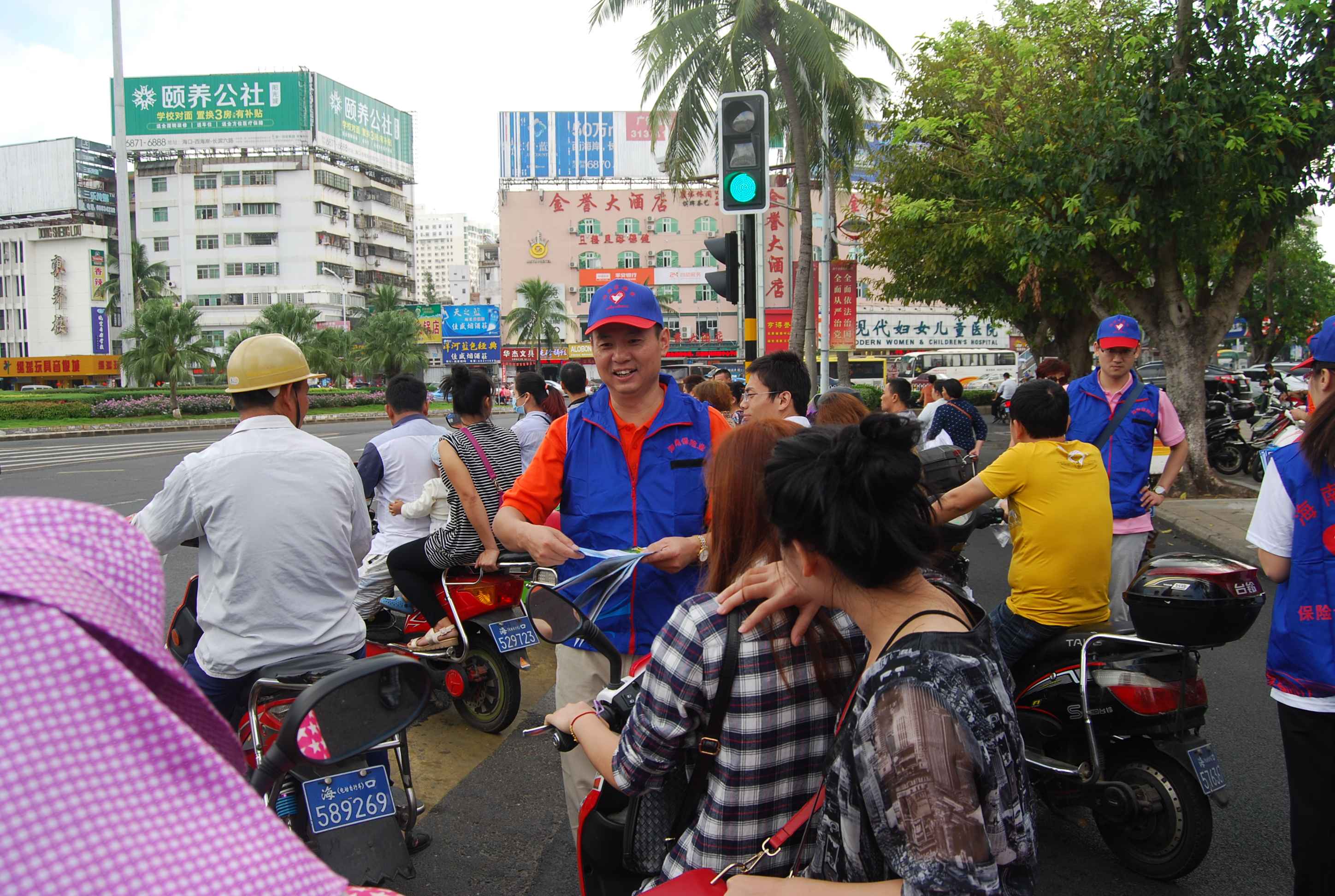 文明交通志愿者发放宣传资料.jpg