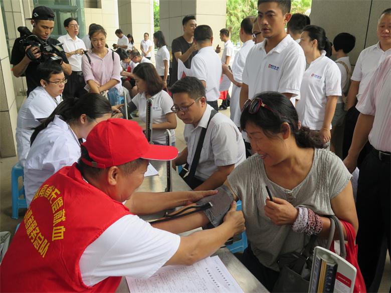８火爆的献血现场吸引了普通市民志愿加入献血活动当中(1).jpg