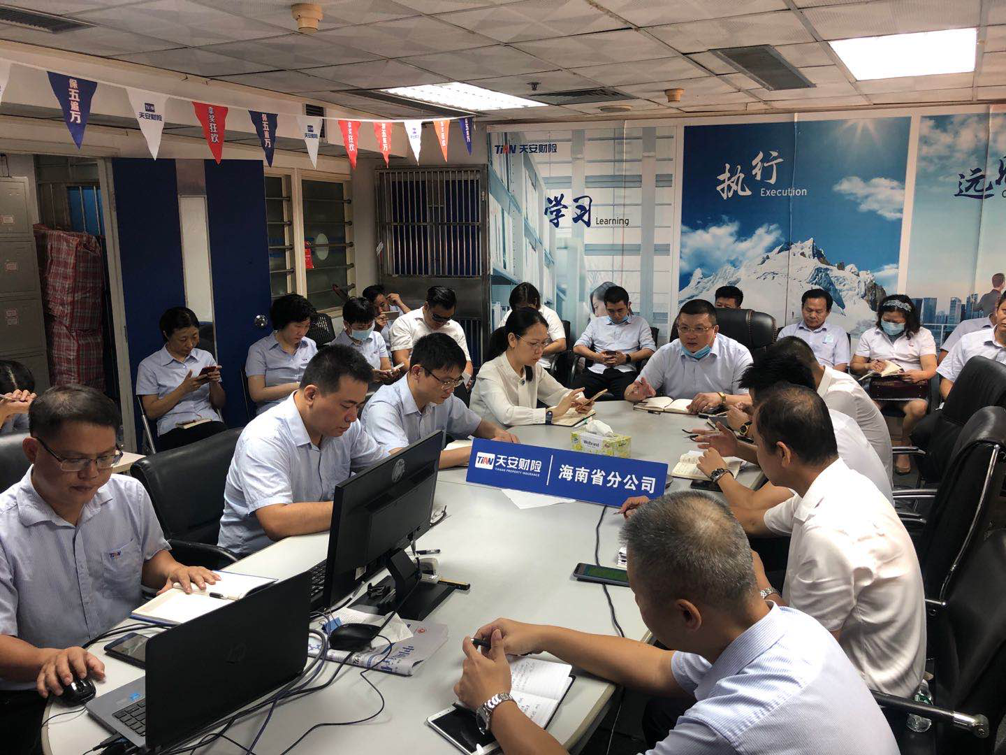 海南省分公司赖运南总经理对三季度经营数据做通报及分析.png