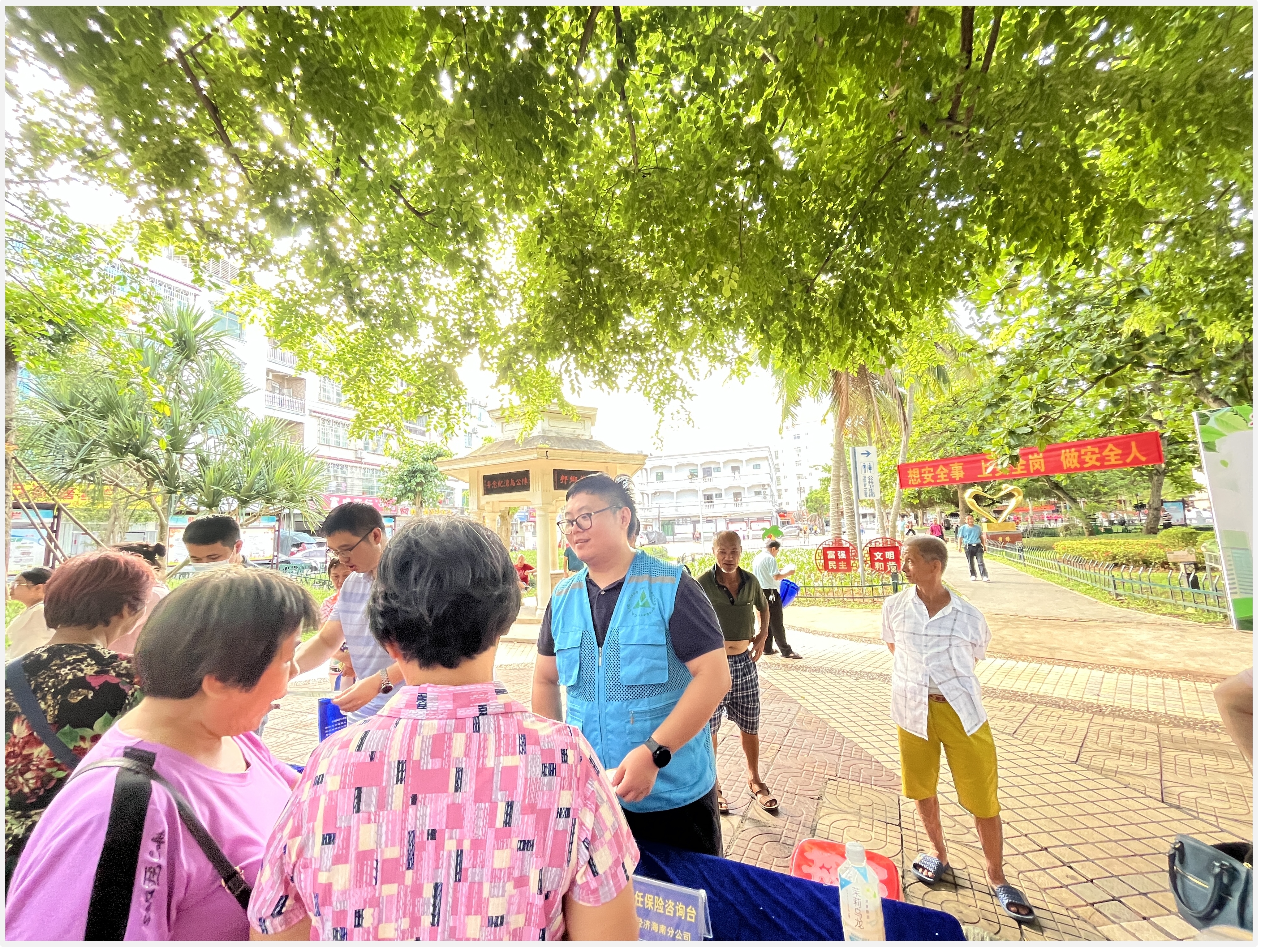 安全月宣传日活动现场.jpg